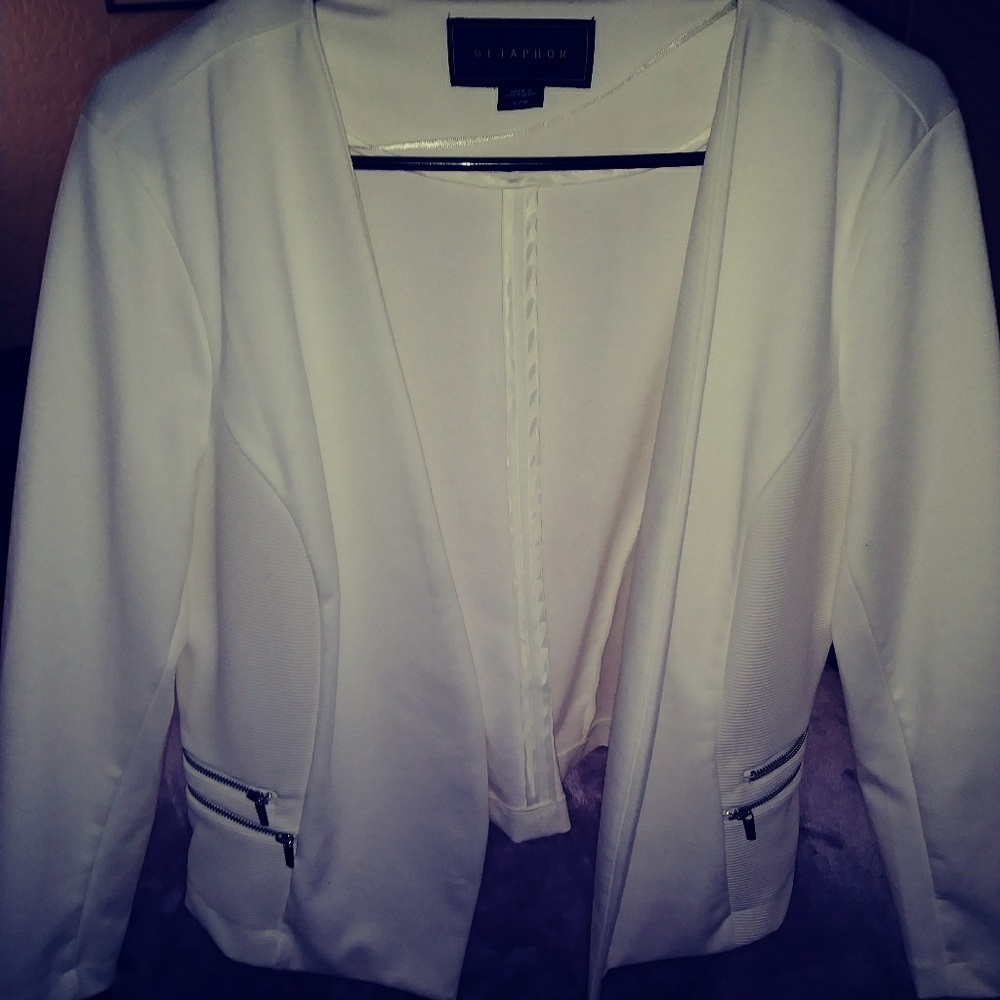 Like new off white blazer. (Metaphor)